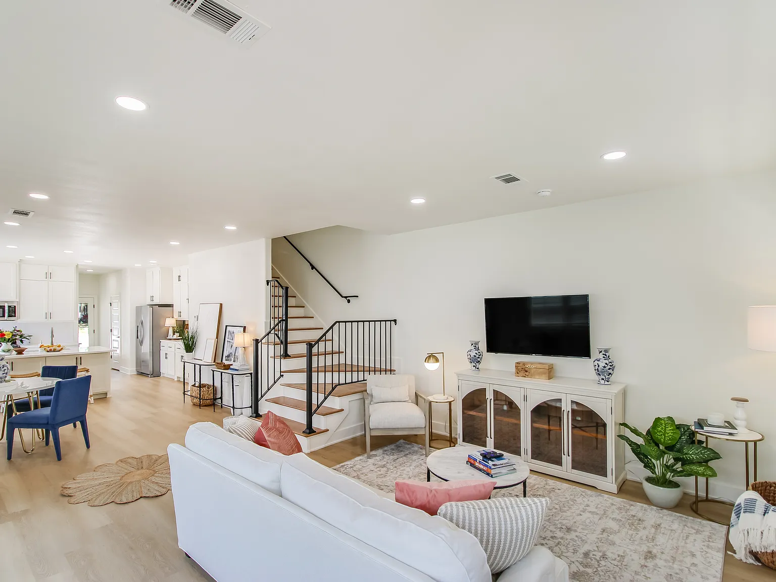 3 bed, 3.5 bath, 1905 sqft, $2,850 — Photo 4