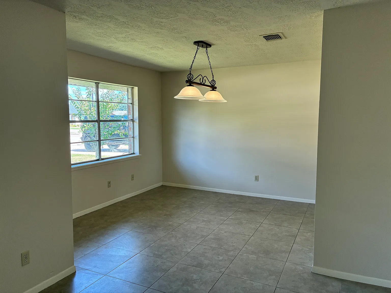 4 bed, 2121 sqft, $2,300 — Photo 4