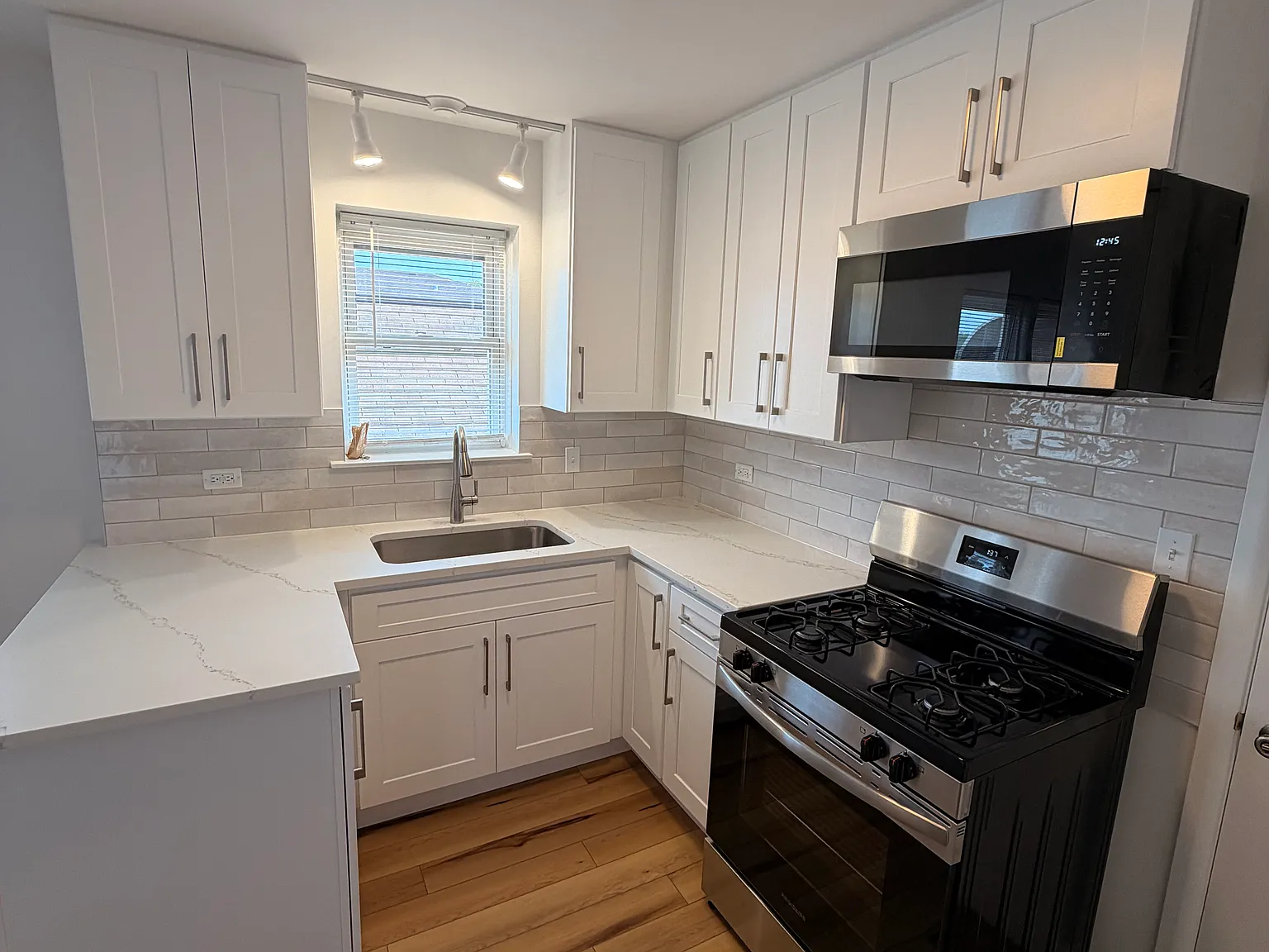 2 bed, 800 sqft, $1,800 — Photo 2