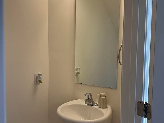 3rd image of 664 Cloudreach Rd