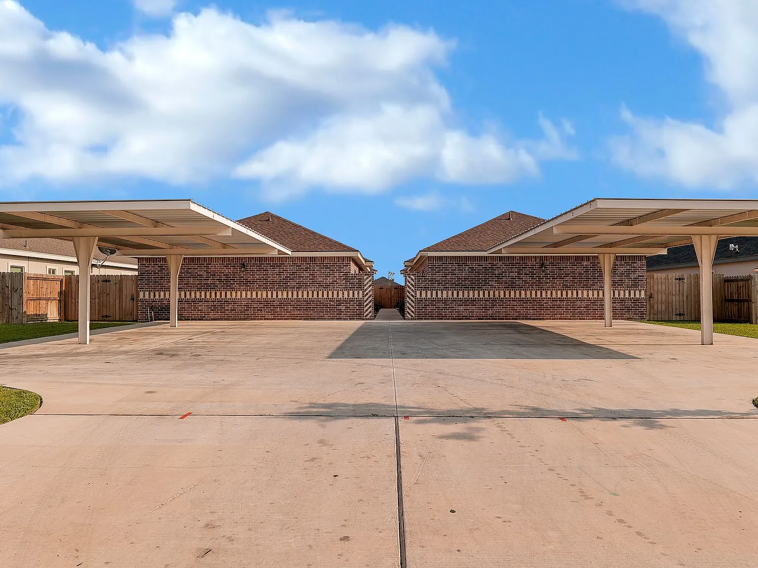 Spacious! Contemporary! Location! — Photo 2