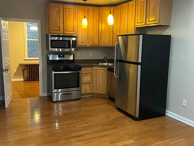 1438 Wolf St #2R — Photo 3