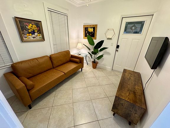 3rd image of 415 31st St APT 5