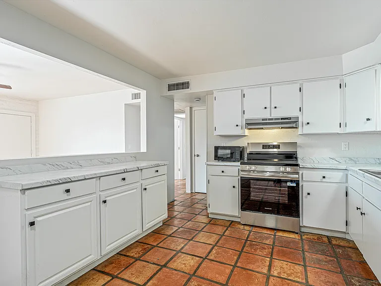 2736 S Calle Yucatan — Photo 4