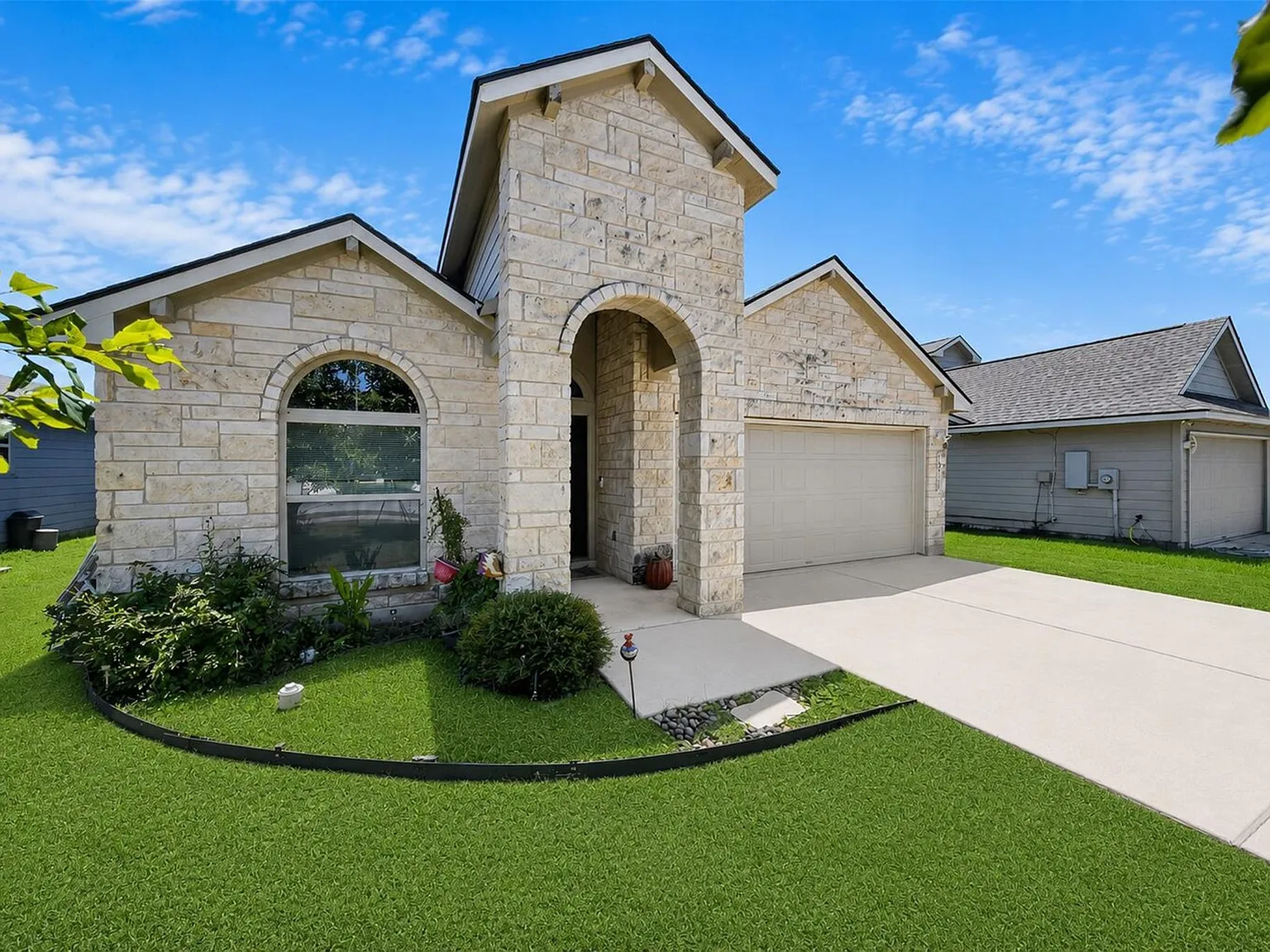 3 bed, 2.0 bath, 1358 sqft, $1,900 — Photo 1