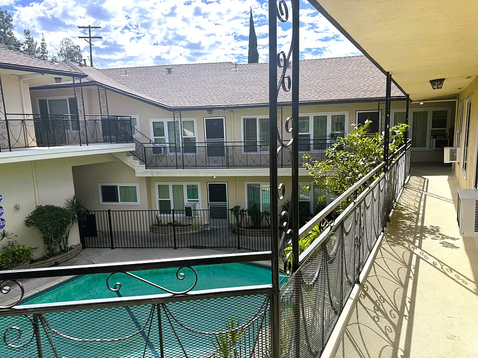 1130 N Verdugo Rd #18