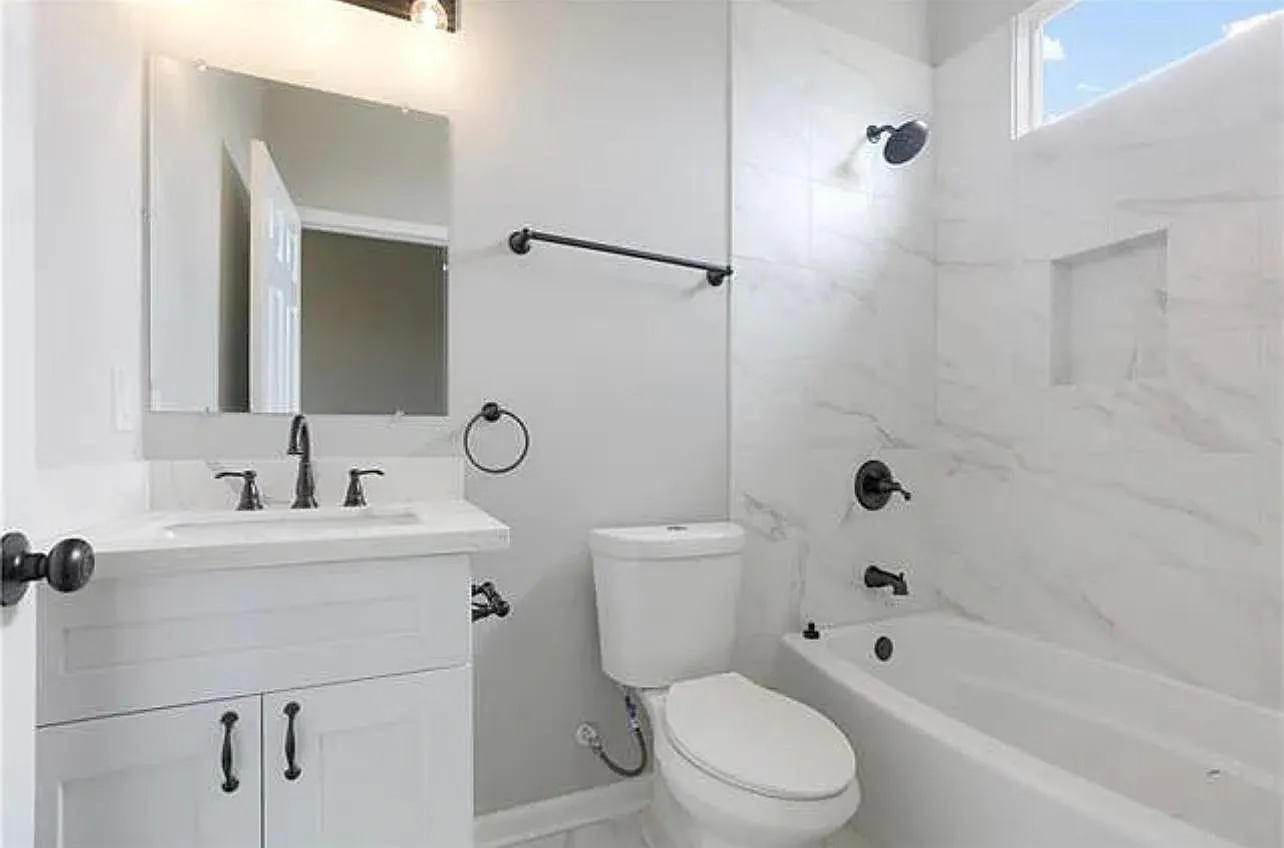 3 bed, 1000 sqft, $1,900 — Photo 1