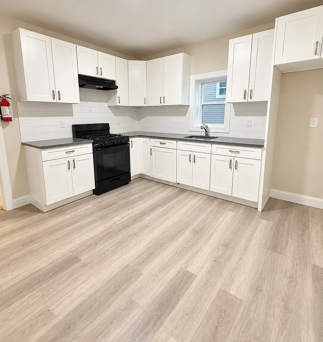 4 bed, $2,400 — Photo 1