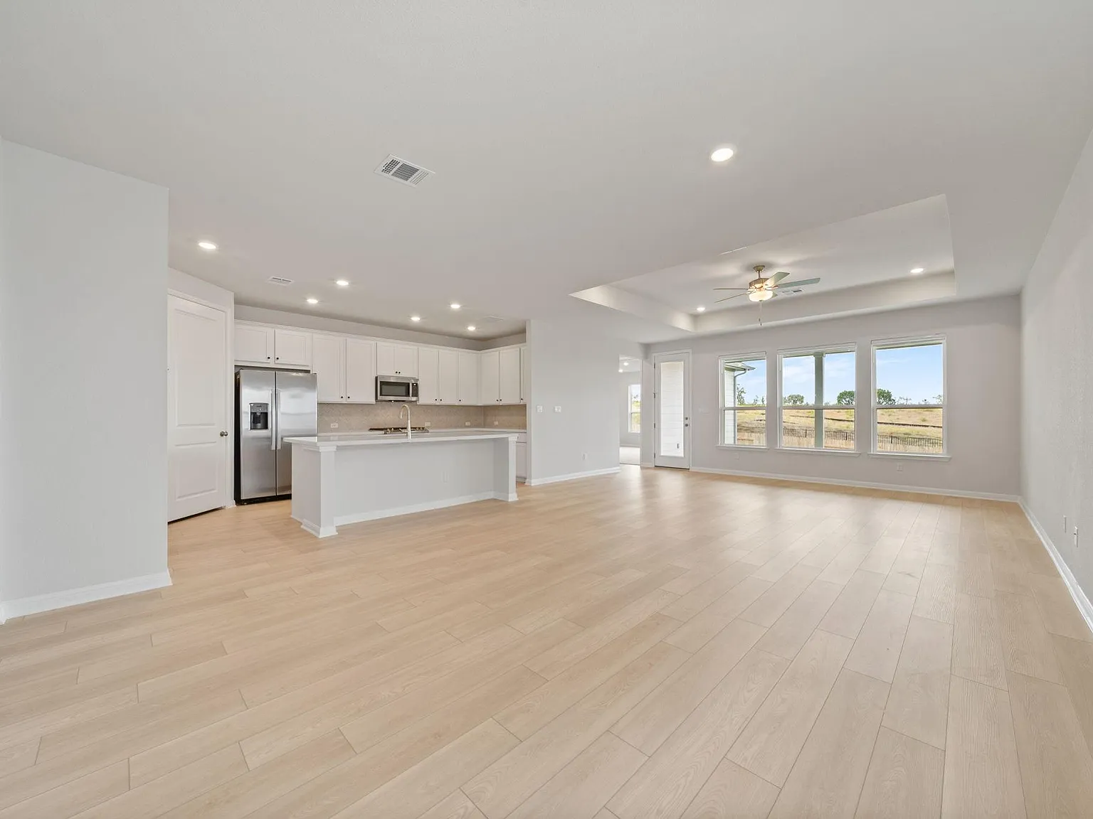 3 bed, 2.0 bath, 1814 sqft, $2,400 — Photo 2