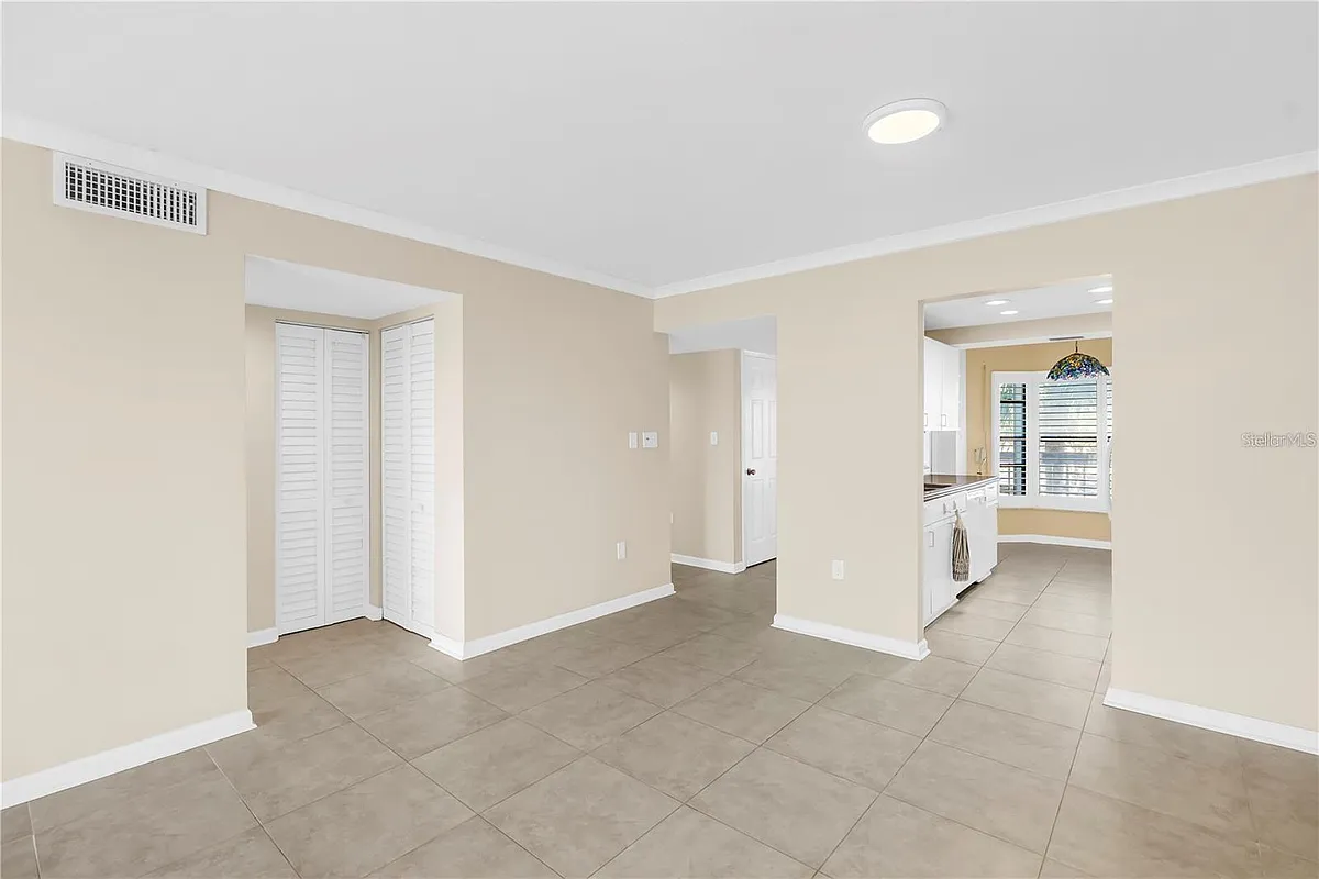 Building Photo - 1320 Pasadena Ave S #203