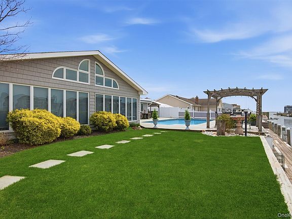 5th image of 21 Shore Drive W