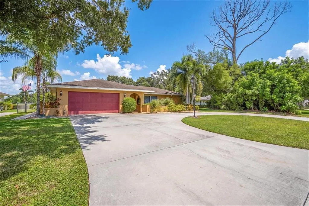 3 bed, 2.0 bath, 2098 sqft, $6,000 — Photo 2