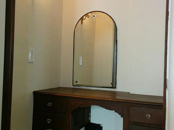 Built in Make Up Room