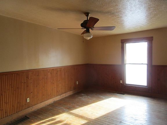 4th image of 314 Steele St
