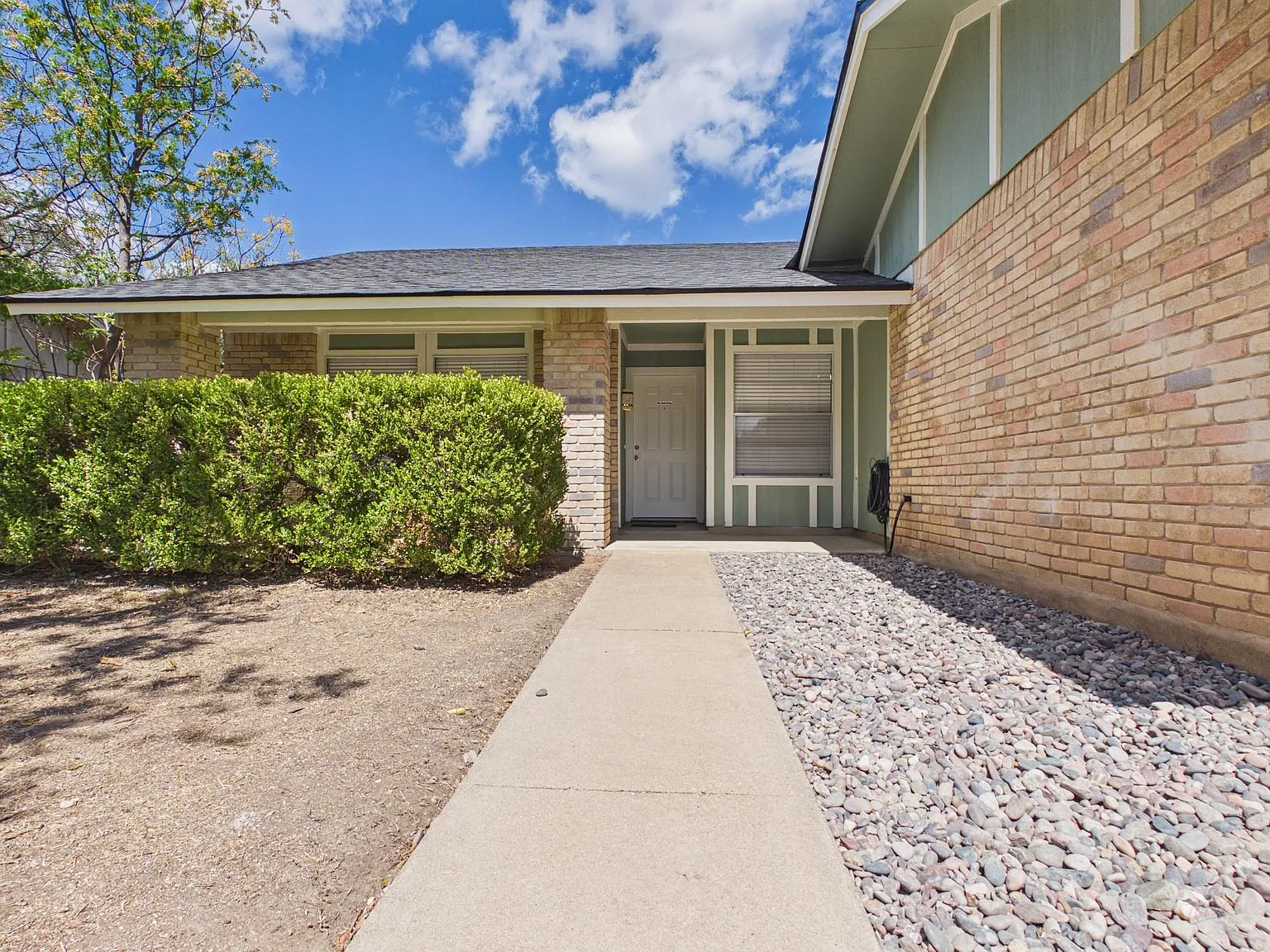 3 bed, 2.0 bath, 1479 sqft, $1,795 — Photo 3