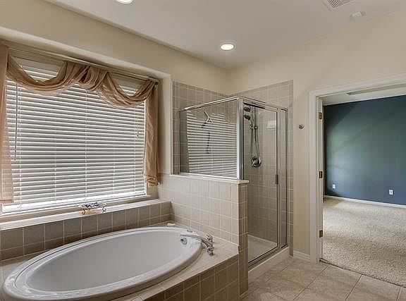 4th image of 901 Barton Creek Dr