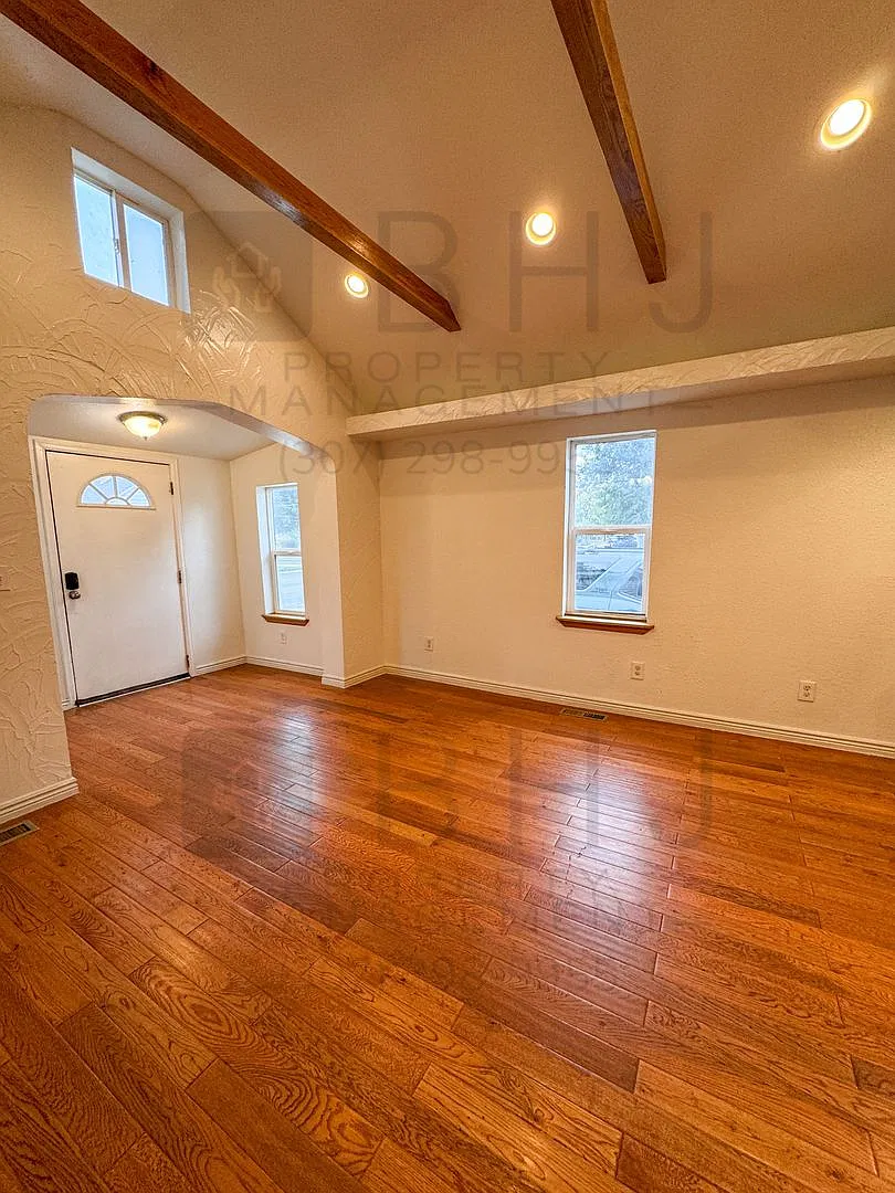 Cozy 1 bed/ 1 bath, pet friendly home — Photo 3