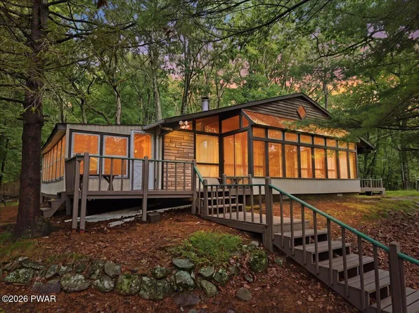 200 Purple Martin Dr, Bushkill, PA 18324