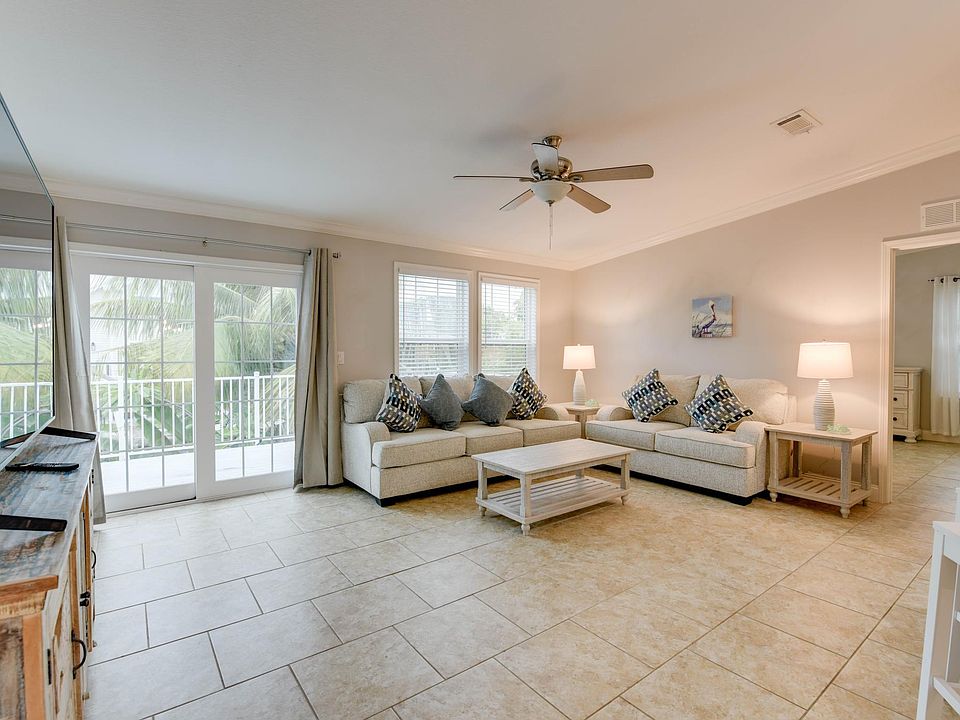 Living area with queen pull-out bed