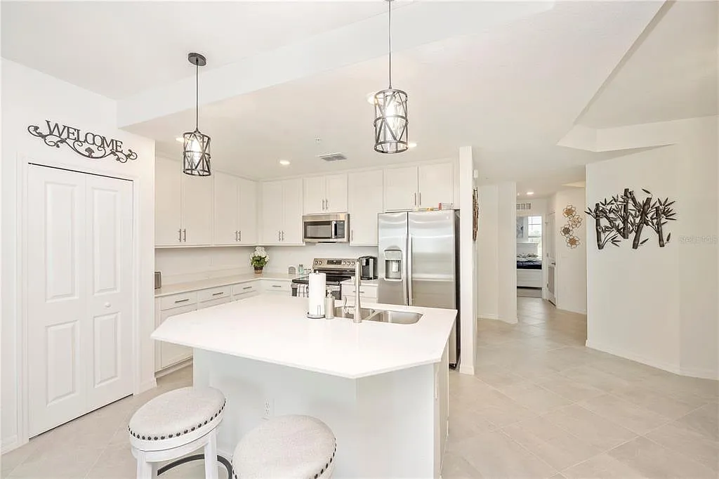 3 bed, 2.0 bath, 1301 sqft, $3,000 — Photo 4