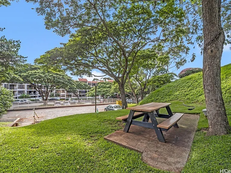 Waialae Ave — Photo 15