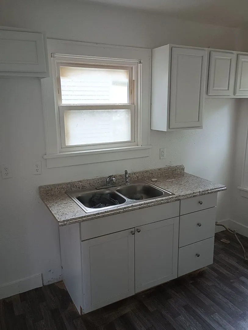 2 Bed 1 Bathroom 900.00 — Photo 3