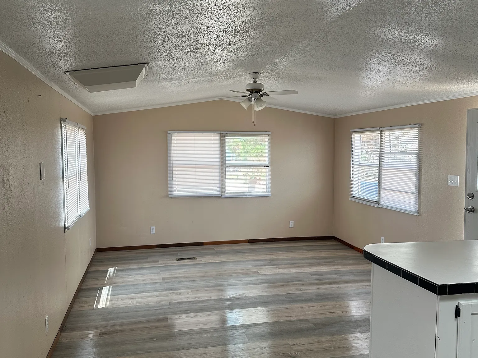 2 bed, 728 sqft, $900 — Photo 2