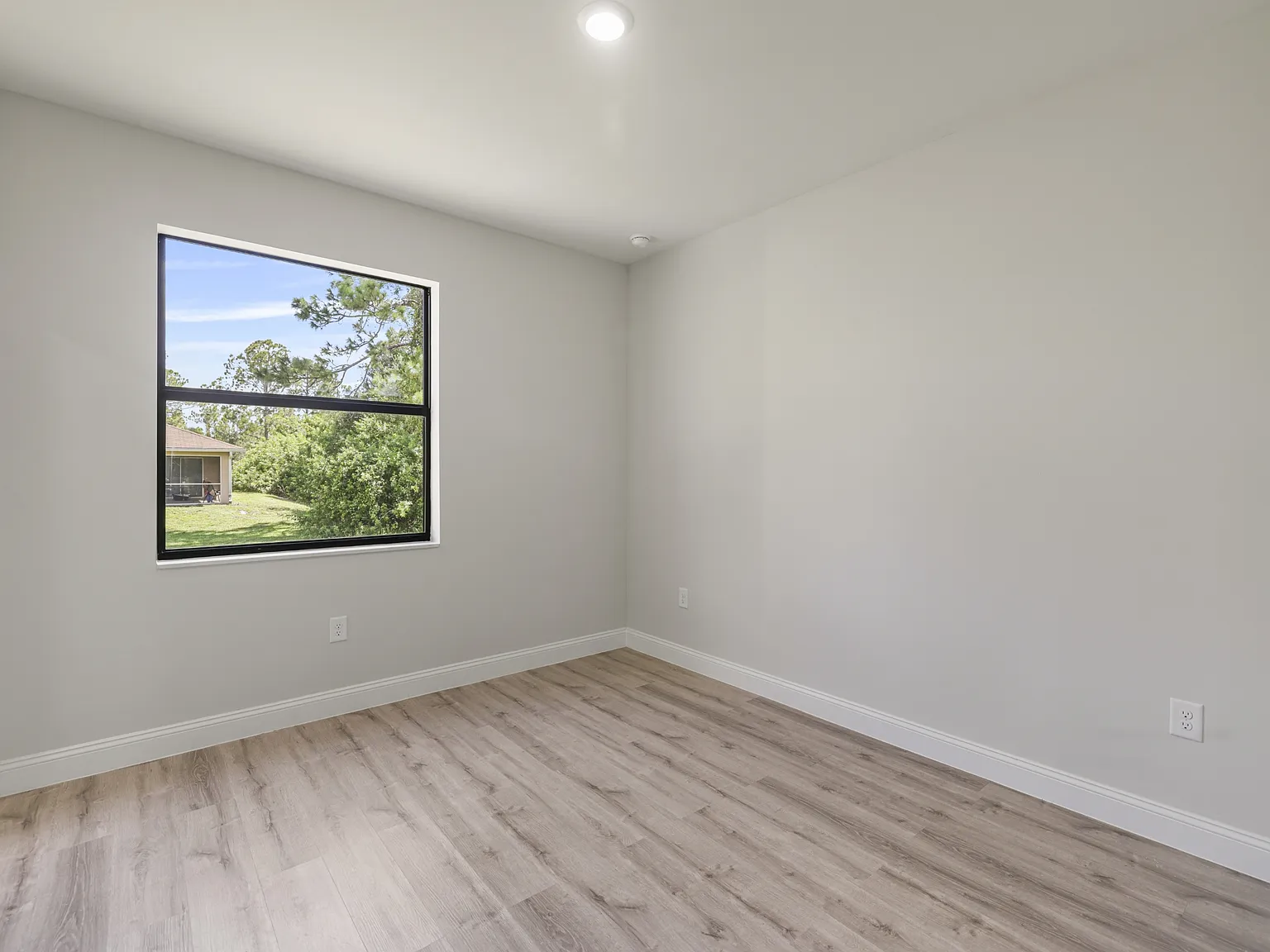 934 Binkley Street East - 1 — Photo 3