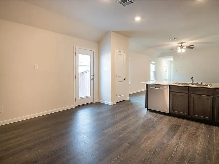 3936 Oak Creek Cir — Photo 5