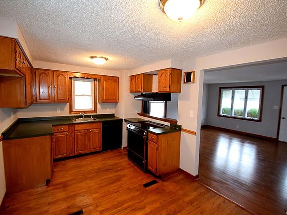 3rd image of 61 Wheaton Dr