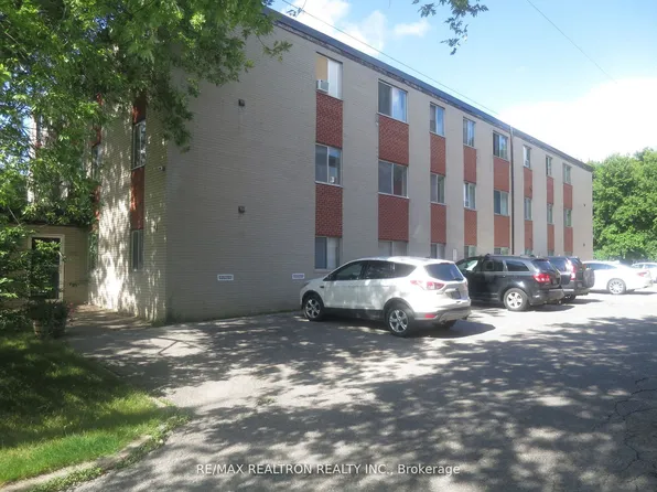 41 Huron Heights Dr #16, Newmarket, ON L3Y 3J8