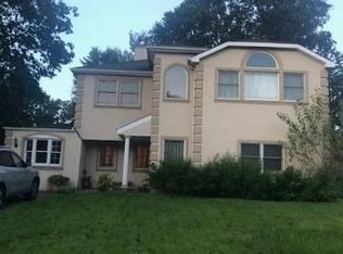 194 Parkside Dr, Roslyn Heights, NY 11577