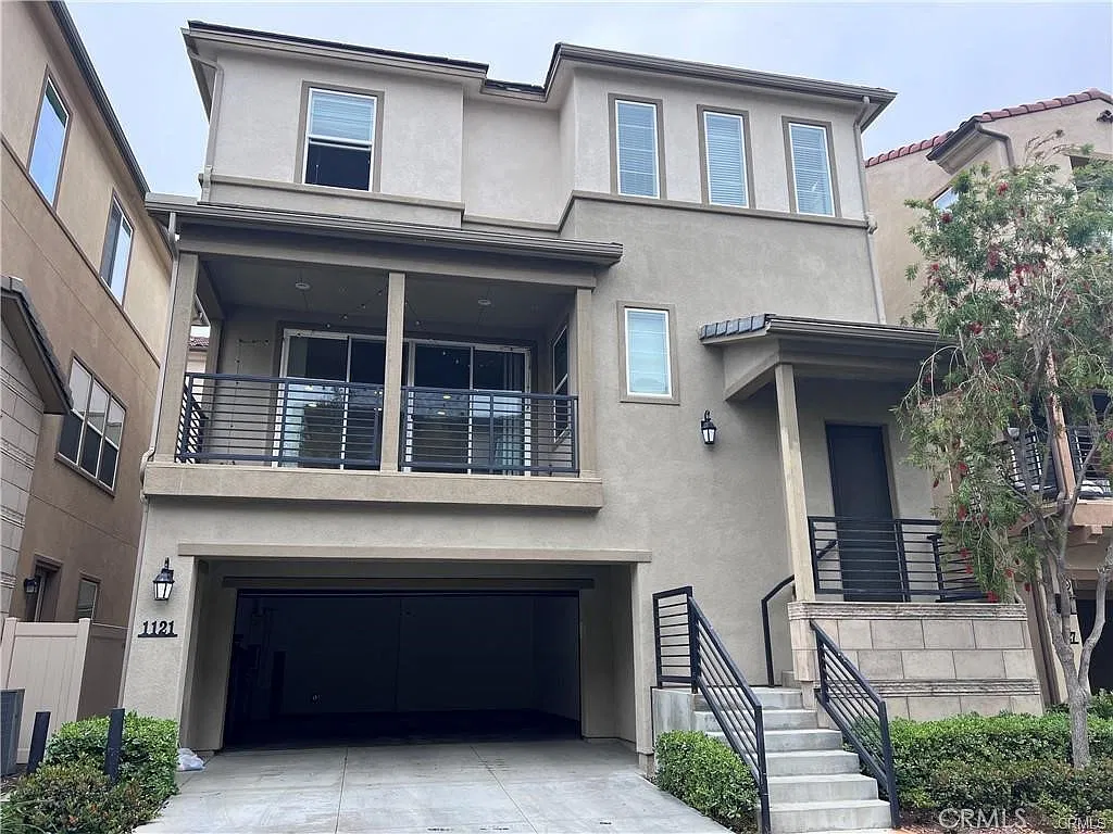 4 bed, 2267 sqft, $5,100 — Photo 2