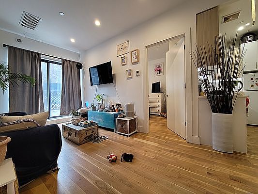 3rd image of 812 Lexington Ave #1B