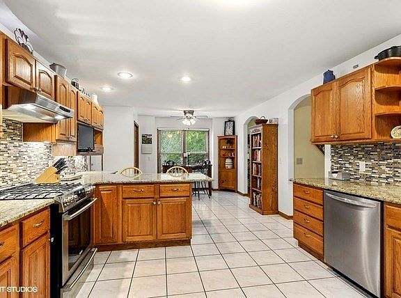 Sparkling Kitchen features granite countertops, tile back splash, SS appliances, under cabinet light