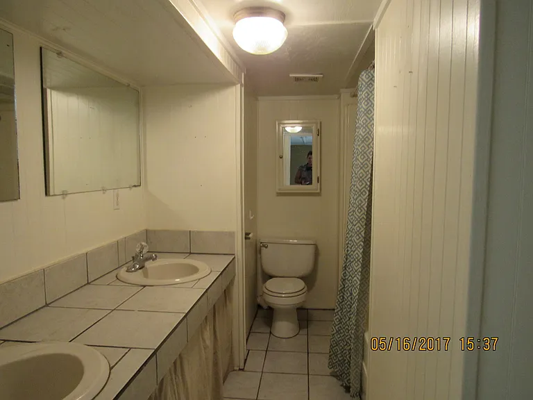 208 1/2 W College St — Photo 2