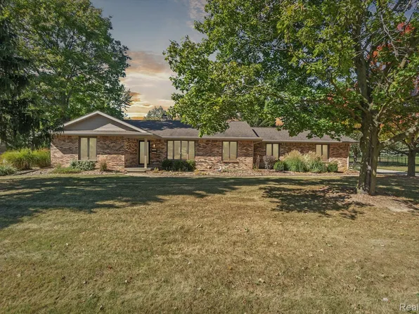 12301 Moceri Dr, Grand Blanc, MI 48439