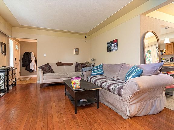 5th image of 4021 Glanford Ave
