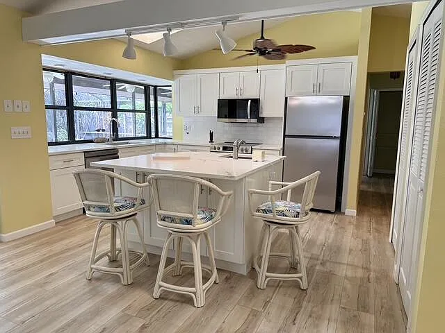 3 bed, 2.0 bath, 1750 sqft, $3,200 — Photo 3