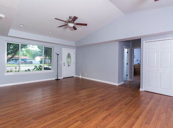 3rd image of 900 40th Ave NE