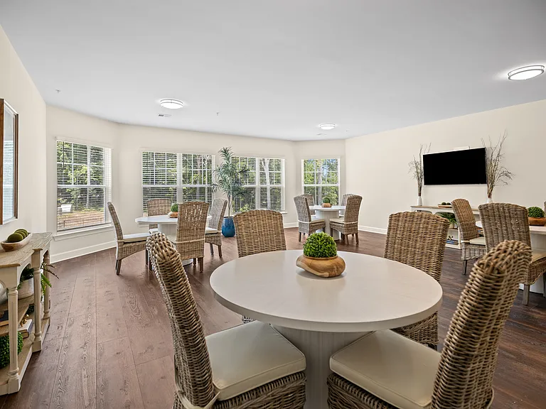 Oak Forest Pointe — Photo 16