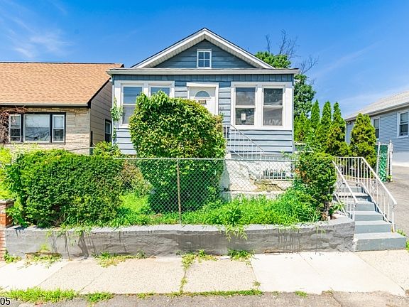 2nd image of 1410 Leslie St