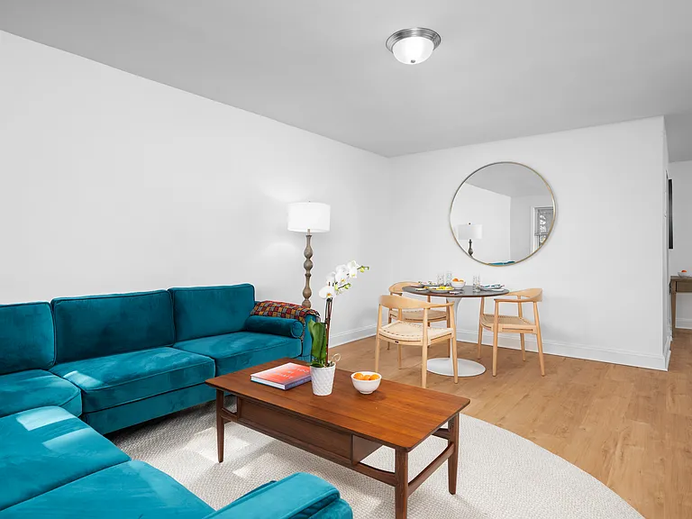 Crestwood Lake Apartments — Photo 45