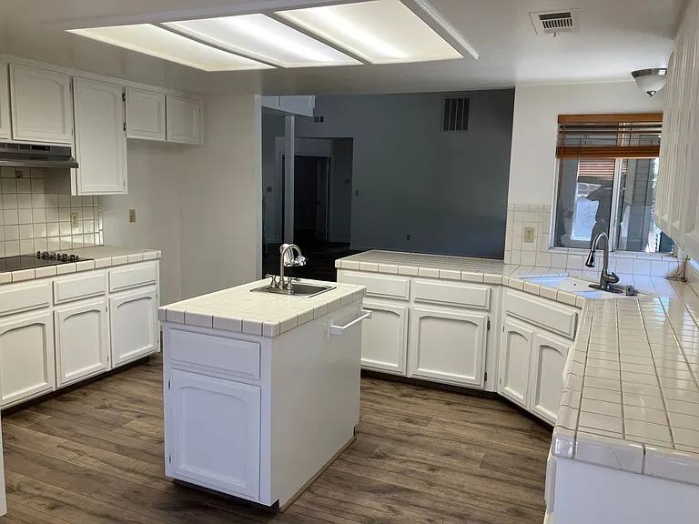 2704 Snyder Ave — Photo 12