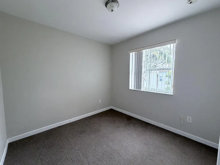 933 NE 42nd Ave — Photo 9