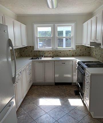 4th image of 444 Forest Ave