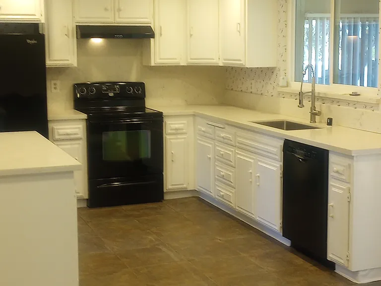 290 Riverview Dr — Photo 1