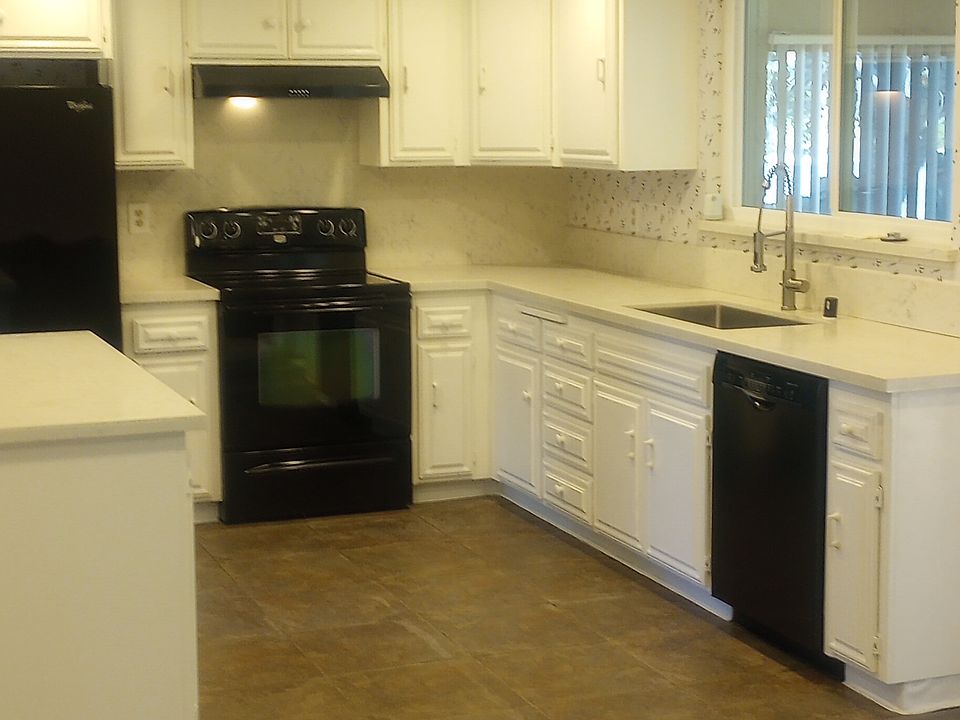 1st image of 290 Riverview Dr