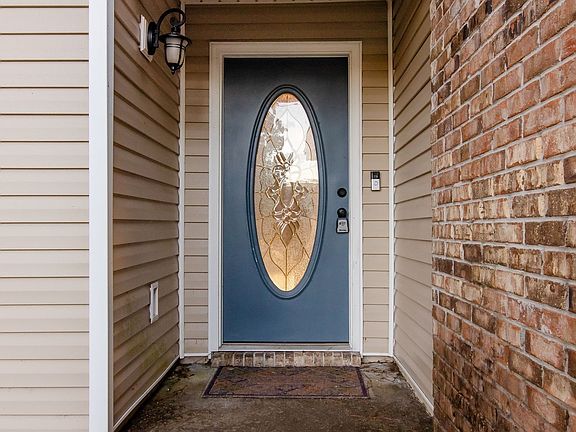 3rd image of 428 Northampton Cir