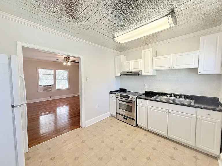 1720 E La Rua St #A — Photo 4